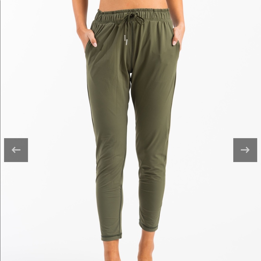 Zyia olive everywhere pant